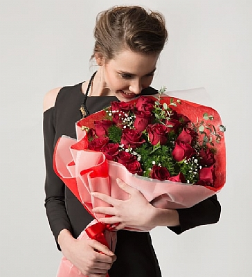 Kucak Dolusu Ak 25 Krmz Gl Buketi