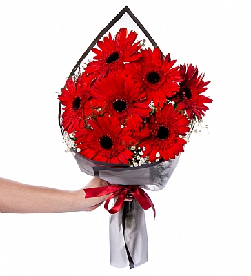 Siyah izgili Mat Bukette Krmz Gerberalar